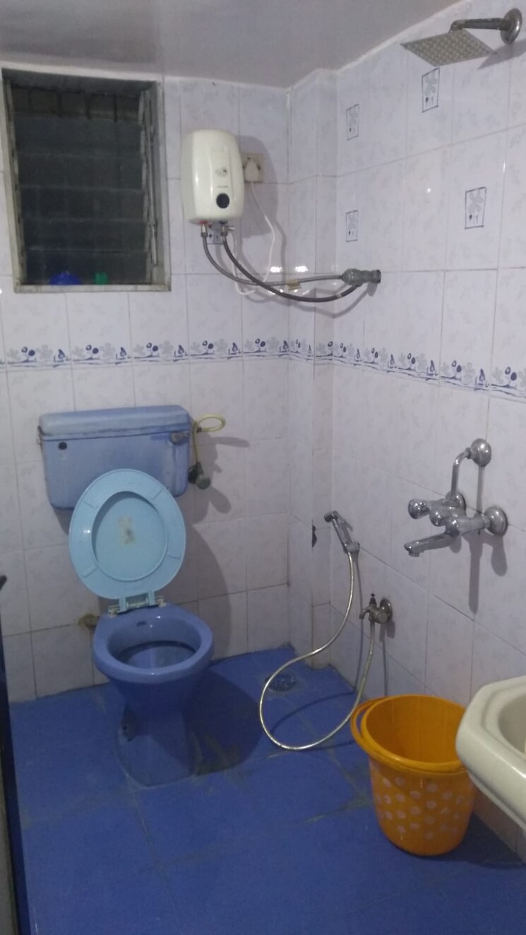 Bathroom, jheel-darshan-apartment 2 Bedroom 980 Sq.Ft. Apartment In Powai Mumbai 7401112