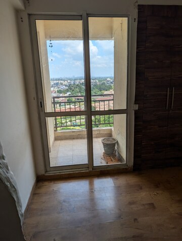 Room in 2 BHK Apartment at Jaypee Greens Kosmos, Sector 134 – for Sale