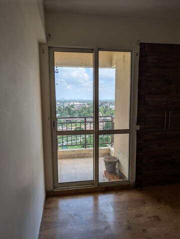 Room in 2 BHK Apartment at Jaypee Greens Kosmos, Sector 134 – for Sale