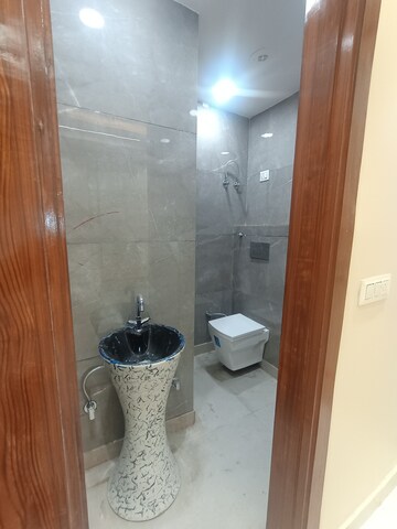 Furnished Amenities in 3 BHK Builder Floor at Uttam Nagar – for Sale