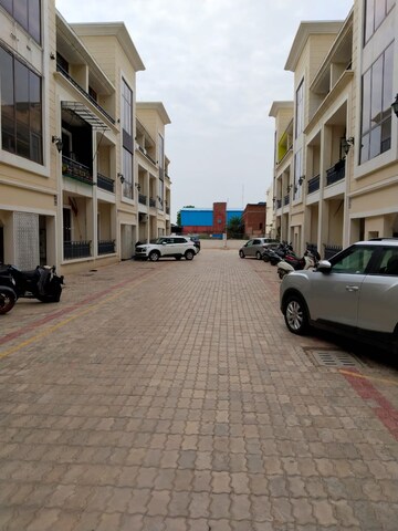 Parking in 3 BHK Builder Floor at Puri Kohinoor, Sector 89 – for Sale