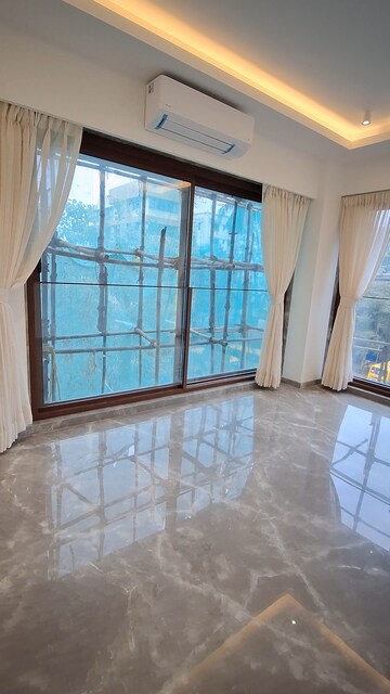 Room in 4 BHK Apartment at Santacruz West – for Sale