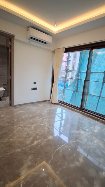 Room in 4 BHK Apartment at Santacruz West – for Sale