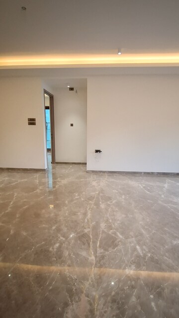 Room in 5 BHK Apartment at SSD 96 Tagore, Santacruz West – for Sale