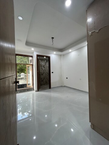 Room in 3 BHK Builder Floor at Palm Residency Chhatarpur, Chattarpur – for Sale