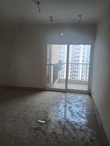 Room in 3 BHK Apartment at Gaur Yamuna City 16th Park View, Gaur Yamuna City – for Sale