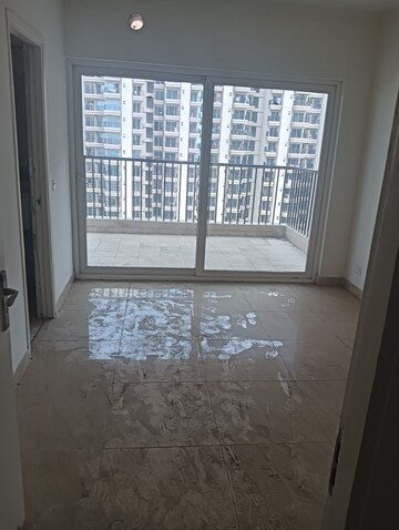 Room in 3 BHK Apartment at Gaur Yamuna City 16th Park View, Gaur Yamuna City – for Sale