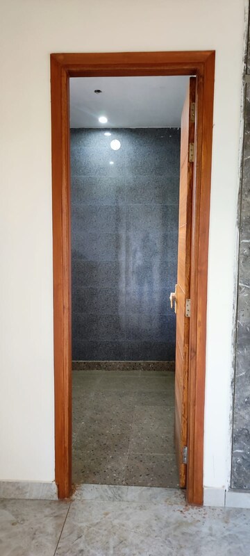 Furnished Amenities in 3 BHK Builder Floor at BPTP District, Sector 81 – for Sale