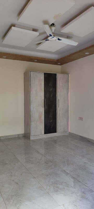 Room in 3 BHK Builder Floor at BPTP District, Sector 81 – for Sale