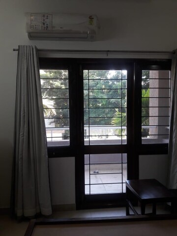 Room in 3 BHK Apartment at Vaishnavi Splendour, New Bel Road – for Rent