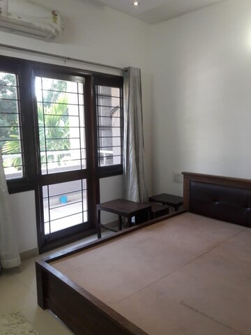 Room in 3 BHK Apartment at Vaishnavi Splendour, New Bel Road – for Rent