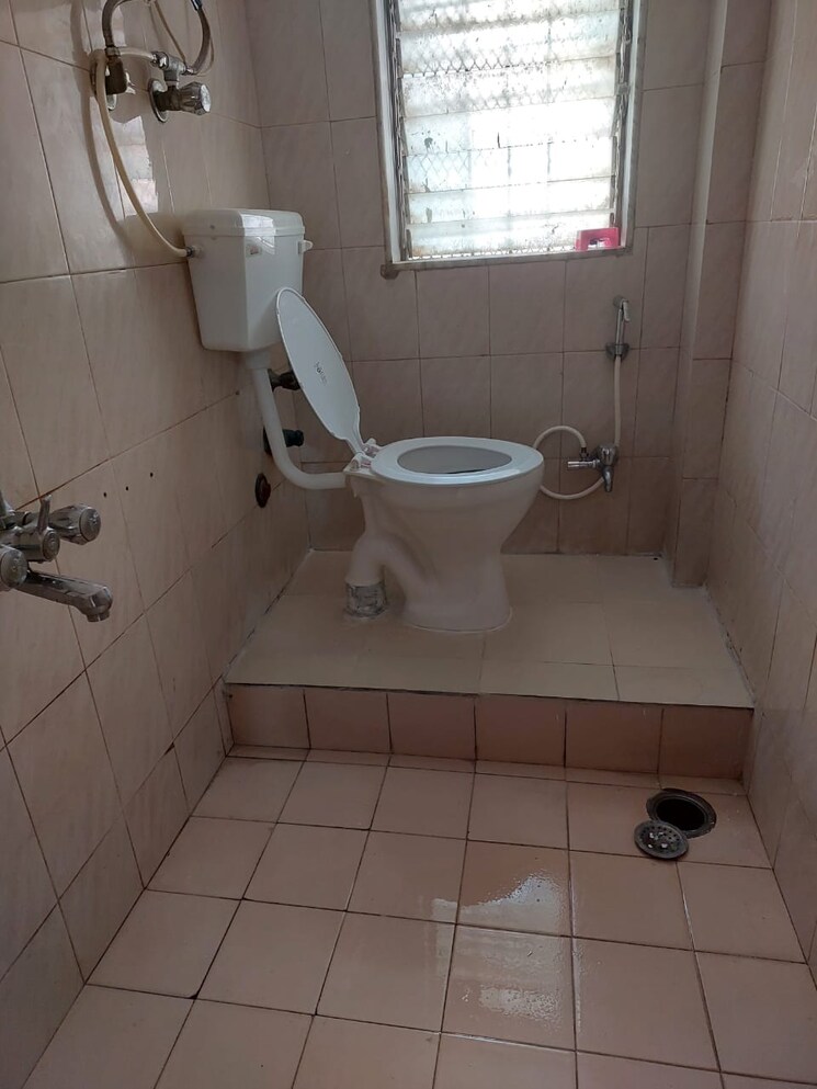 Bathroom, swapnalok-apartments-malad-east 1 Bedroom 550 Sq.Ft. Apartment In Malad East Mumbai 7407391