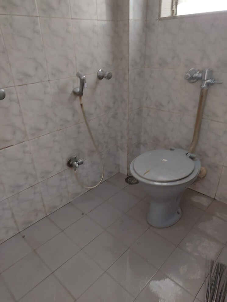 Bathroom, swapnalok-apartments-malad-east 1 Bedroom 550 Sq.Ft. Apartment In Malad East Mumbai 7407391