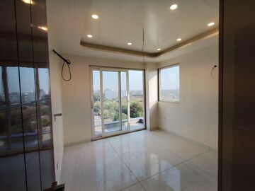 Room in 2.5 BHK Apartment at Smart World Gems, Sector 89 – for Sale