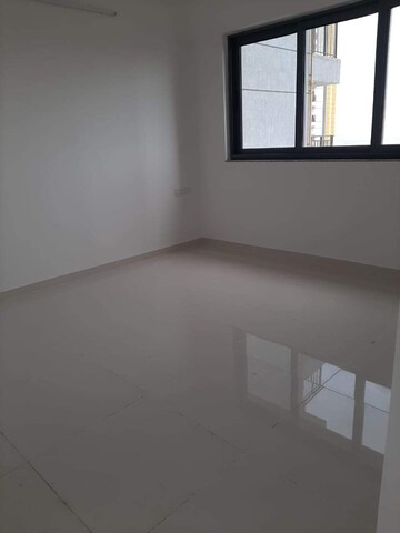 Room in 2 BHK Apartment at Amanora Gold Towers, Hadapsar – for Sale