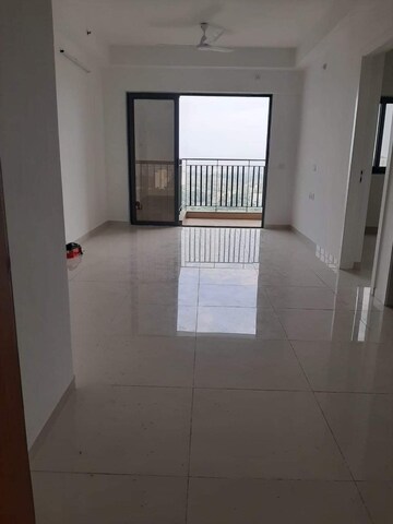 Room in 2 BHK Apartment at Amanora Gold Towers, Hadapsar – for Sale