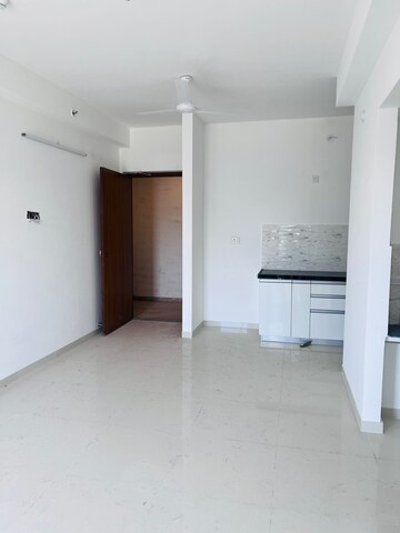Room in 2 BHK Apartment at Amanora Gold Towers, Hadapsar – for Sale