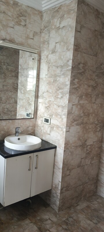 Bathroom in 3 BHK Builder Floor at Ansal Plaza Gurgaon, Palam Vihar – for Sale