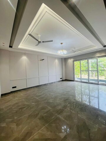 Building Lobby in 4 BHK Builder Floor at Ansal API Esencia, Sector 67 – for Sale