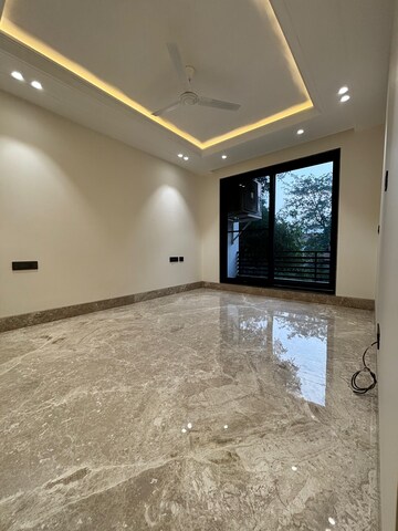 Room in 4 BHK Builder Floor at Sainik Colony – for Sale