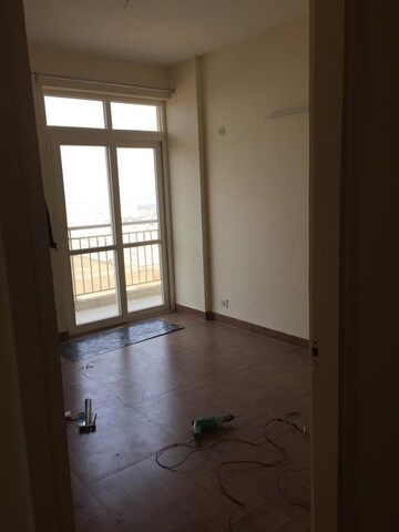Room in 2 BHK Apartment at Klj Platinum Plus, Sector 77 – for Sale