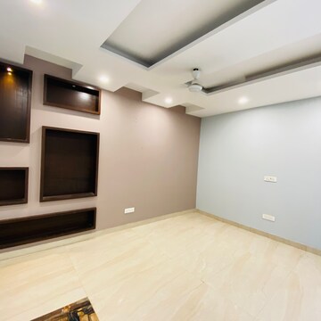 Room in 3 BHK Apartment at Sector 5, Dwarka – for Sale
