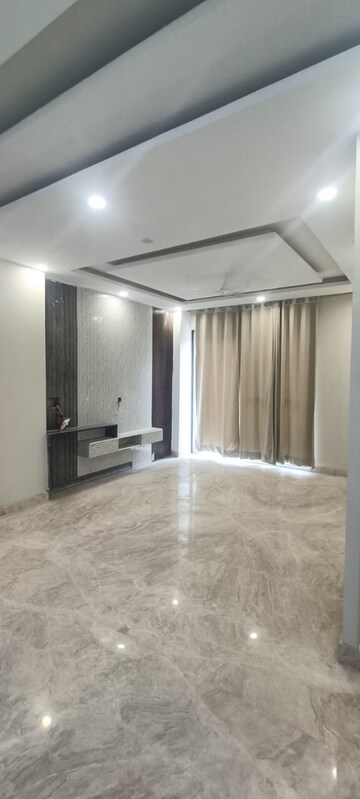 Room in 3 BHK Builder Floor at Rattan Garden, Sector 7 – for Sale