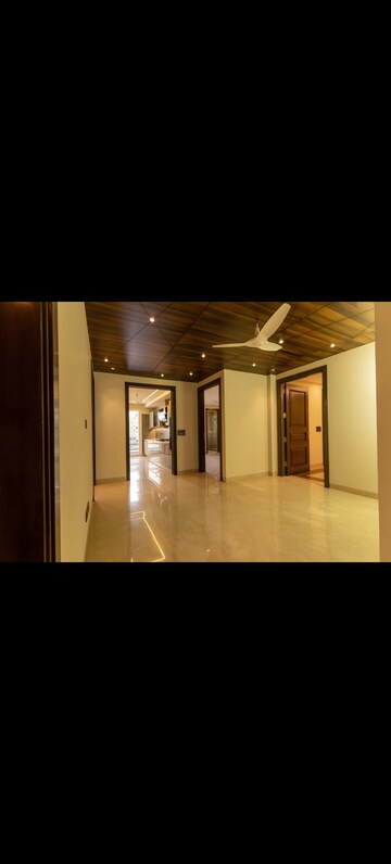 Room in 4 BHK Builder Floor at Dlf Phase ii – for Sale