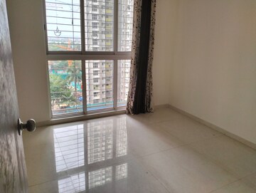 Room in 2 BHK Apartment at Lodha Amara, Kolshet Road – for Sale