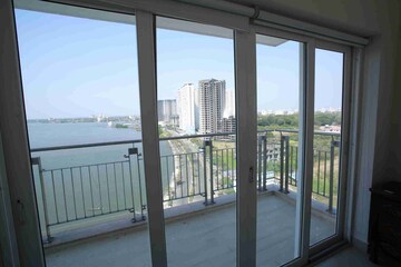 Room in 4 BHK Apartment at Marine Drive – for Sale