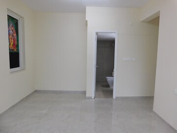 Room in 2.5 BHK Apartment at Hiranandani Cardinal, Ghodbunder Road – for Sale