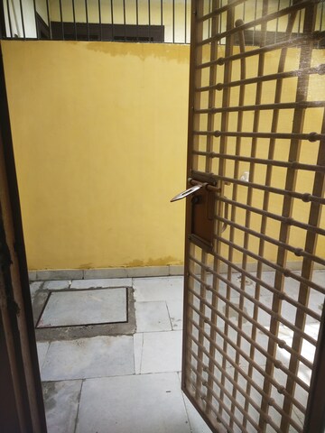 Room in 2 BHK Independent House at Gladiator Homes Plot, Xu Iii Greater Noida – for Rent