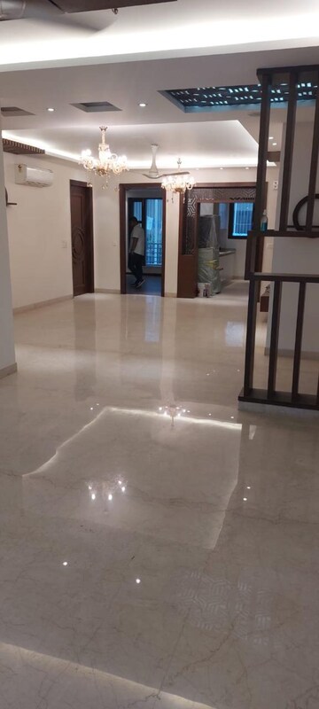 Room in 4 BHK Builder Floor at South City 1 – for Sale
