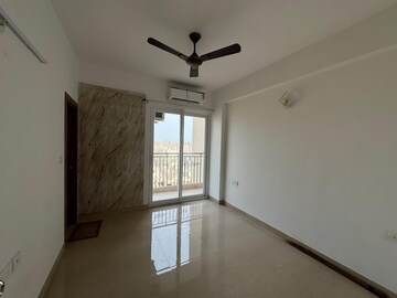 Room in 3 BHK Apartment at Panchsheel Greens II, Sector 16 Greater Noida – for Sale