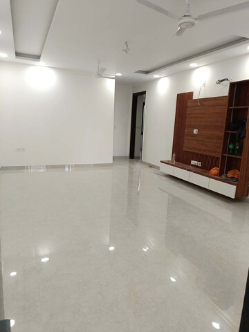 Room in 3 BHK Builder Floor at BPTP Eden Estate, Sector 81 – for Sale