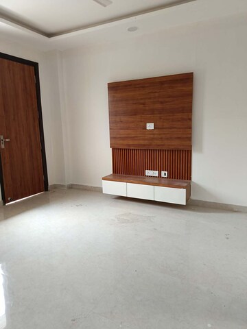 Room in 3 BHK Builder Floor at BPTP Eden Estate, Sector 81 – for Sale