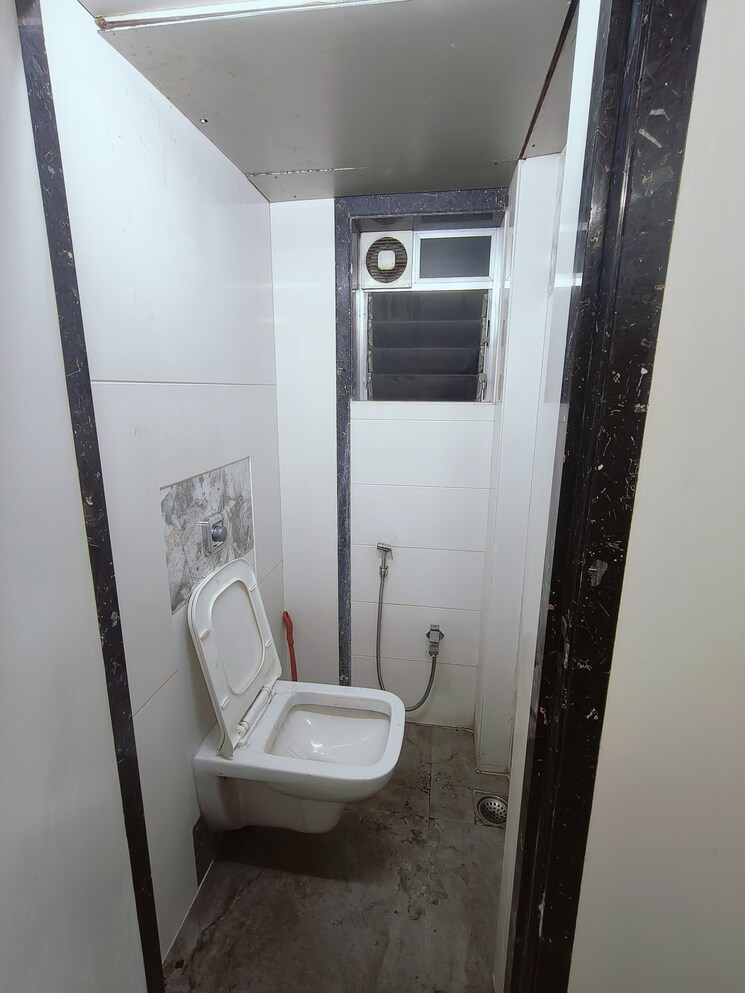 Bathroom, varun-apartments-parel 1 Bedroom 550 Sq.Ft. Apartment In Parel Mumbai 7419642