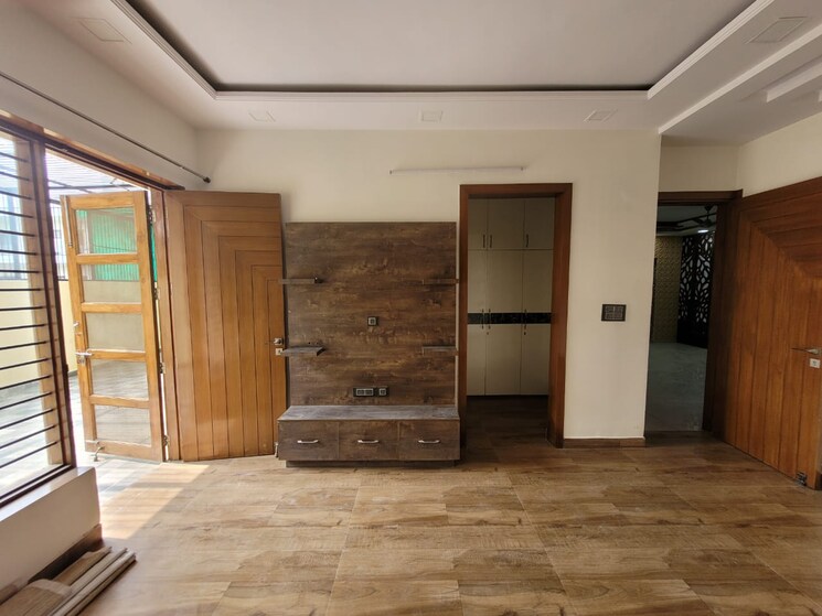 Room, sector 16 4 Bedroom 300 Sq.Yd. Builder Floor In Sector 16 Faridabad 7420884