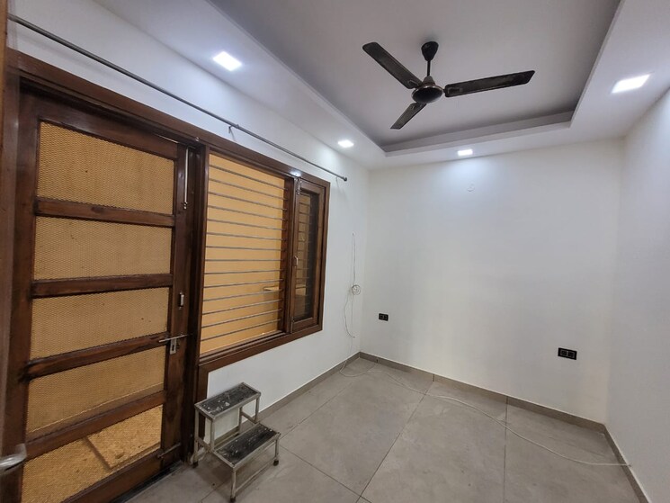 Room, sector 16 4 Bedroom 300 Sq.Yd. Builder Floor In Sector 16 Faridabad 7420884
