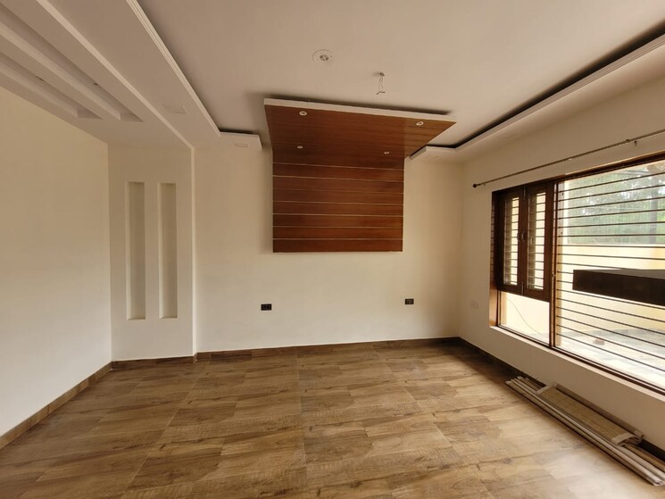 Room, sector 16 4 Bedroom 300 Sq.Yd. Builder Floor In Sector 16 Faridabad 7420884