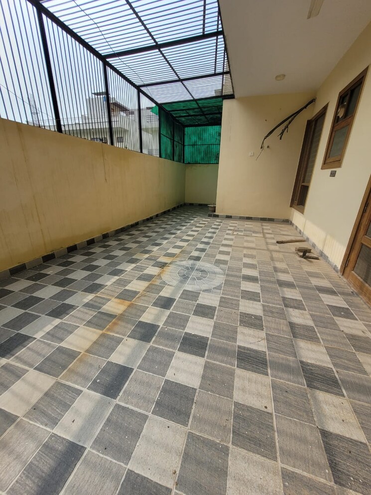 Balcony, sector 16 4 Bedroom 300 Sq.Yd. Builder Floor In Sector 16 Faridabad 7420884