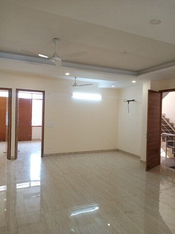 Room in 3 BHK Apartment at DLF Beverly Park I, Sector 28 – for Sale