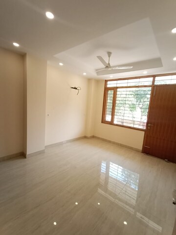 Room in 3 BHK Apartment at DLF Beverly Park I, Sector 28 – for Sale