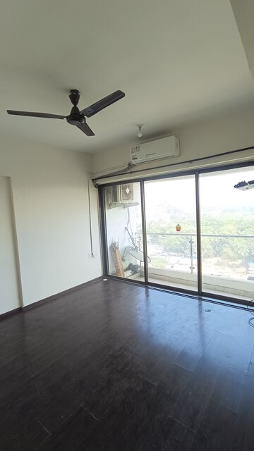 Room in 1 BHK Apartment at Conwood Astoria, Goregaon East – for Sale