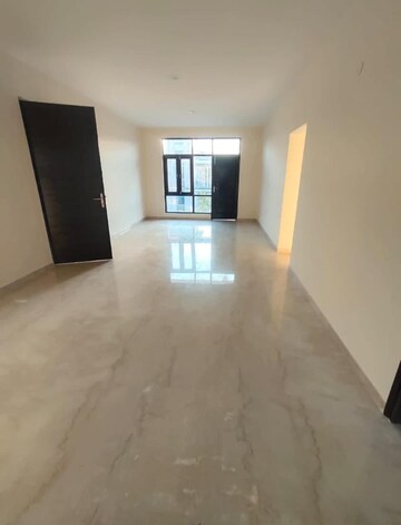Room in 3 BHK Builder Floor at Omaxe Silver Birch, North Mullanpur – for Sale