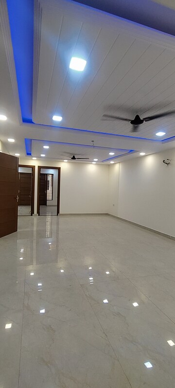 Room in 3 BHK Builder Floor at Ashoka Enclave Faridabad, Sector 34 – for Sale