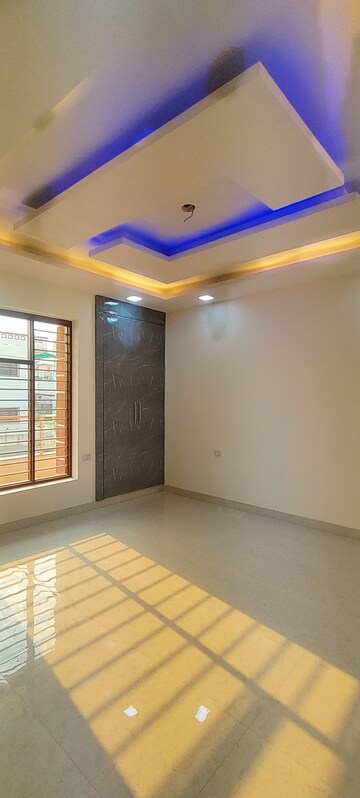 Room in 3 BHK Builder Floor at Ashoka Enclave Faridabad, Sector 34 – for Sale