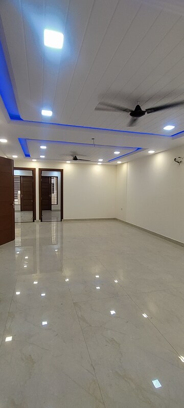 Room in 3 BHK Builder Floor at Ashoka Enclave Faridabad, Sector 34 – for Sale