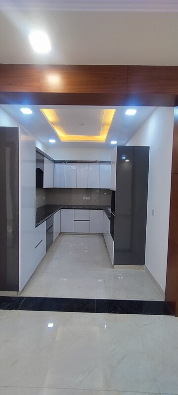 Building Lobby in 3 BHK Builder Floor at Ashoka Enclave Faridabad, Sector 34 – for Sale