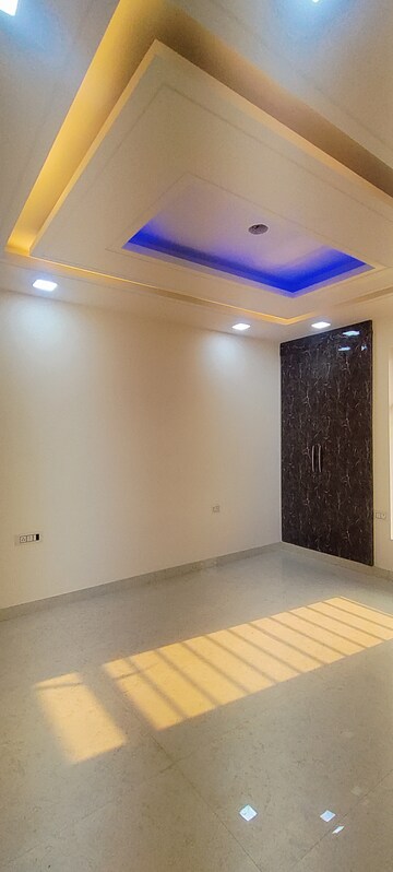 Room in 3 BHK Builder Floor at Ashoka Enclave Faridabad, Sector 34 – for Sale